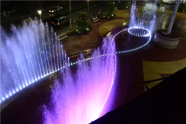 نافورة ارضية جافة 135*18 م 2 Dry Ground Fountain