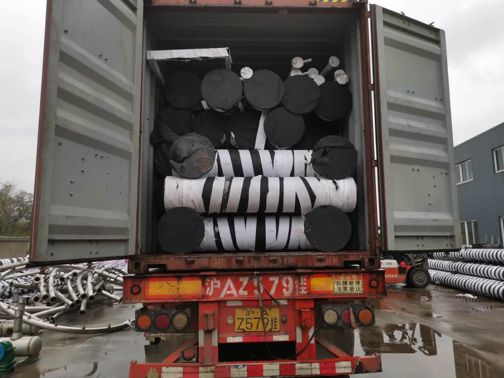 قامت نافورة تشانغشا هيمالايا بشحن 5 مجموعات من معدات النافورة الموسيقية إلى الهند. 4 Float pipes of Musical Fountain Equipment shipment