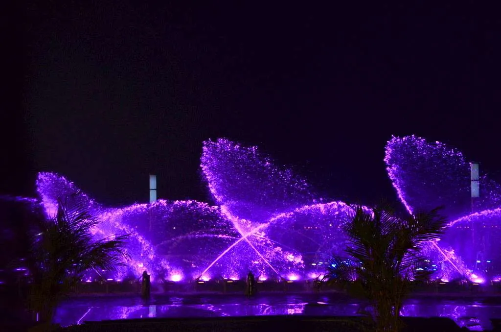 Swinging fountain