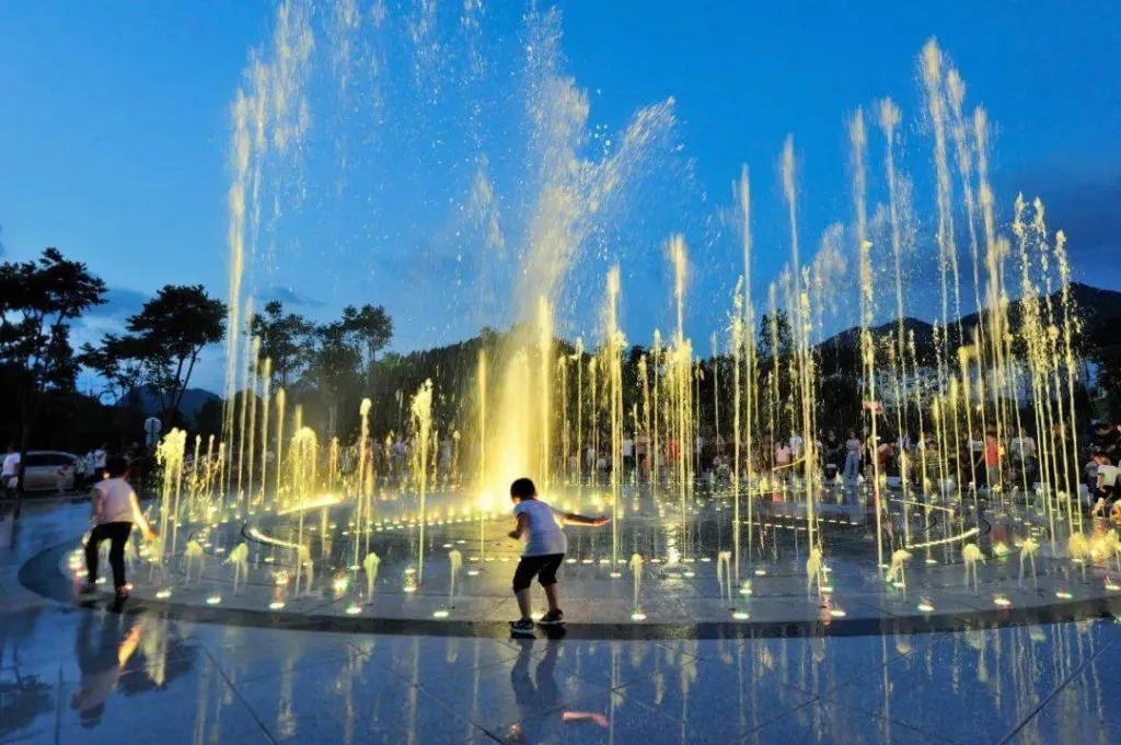 النوافير التفاعلية: البوابة إلى الذكريات التي لا نهاية لها واللحظات السحرية 19 Interactive Fountains The Gateway to Endless Memories and Magical Moments