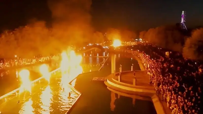 Dancing fountain in Kazakhstan fonte dançante a laser no Cazaquistão Танцующий фонтан в Казахстане Fuente danzante en Kazajstán Fontaine dansante au Kazakhstan