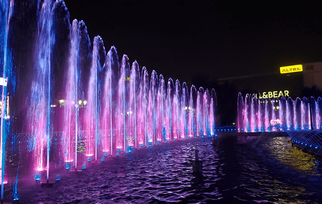 The Differences Between Water Screen Projection and Dancing Fountains