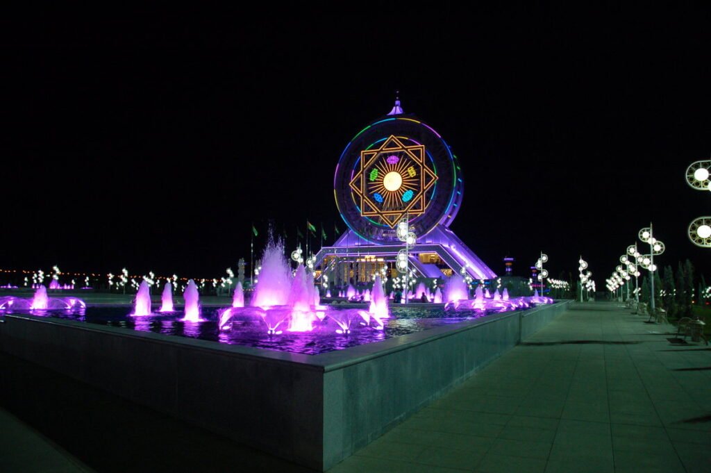 نافورات راقصة في تركمانستان: مزيج ساحر من الماء والضوء والموسيقى 2 Alem Cultural and Entertainment Center